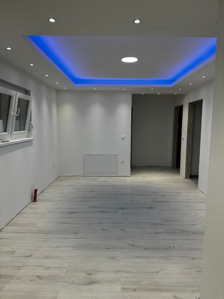 Ruimte met verlaagd plafond en indirecte LED-verlichting